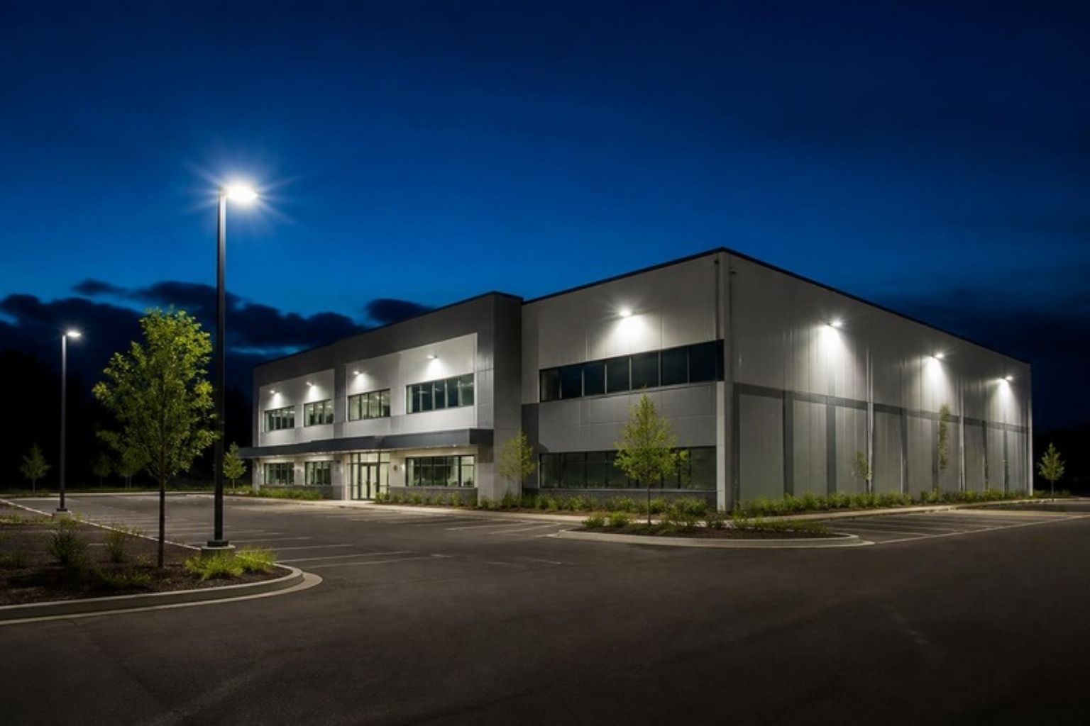 Éclairage LED extérieur d’un bâtiment industriel et de son parking