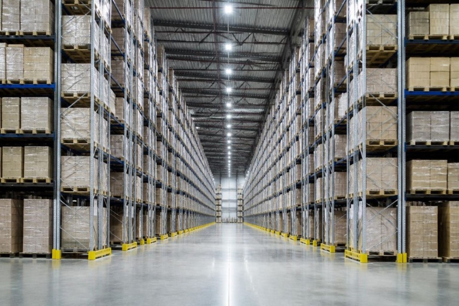 Entrepôt logistique équipé d’un éclairage LED performant